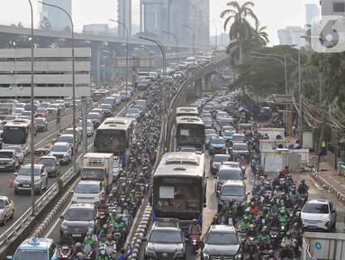 Sejumlah kendaraan terjebak kemacetan di Kawasan Jalan Jenderal Gatot Subroto, Jakarta, Jumat (16/5/2025). (Liputan6.com/Angga Yuniar)
