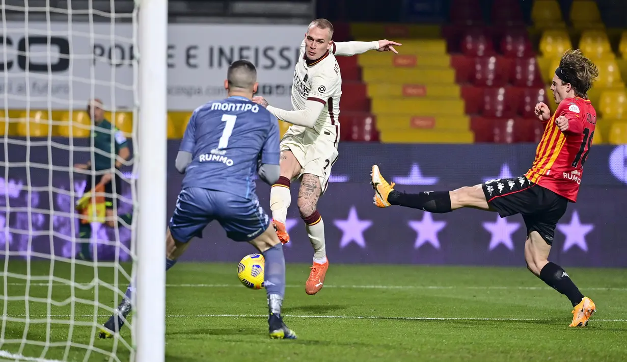 Bek AS Roma, Rick Karsdorp melakukan tendangan ke arah gawang Benevento dalam lanjutan Liga Italia di Stadio Ciro Vigorito, Senin (22/2/2021) dini hari WIB. AS Roma ditahan imbang 0-0 kala melawat ke markas Benevento. (Fabio Rossi/LaPresse via AP)