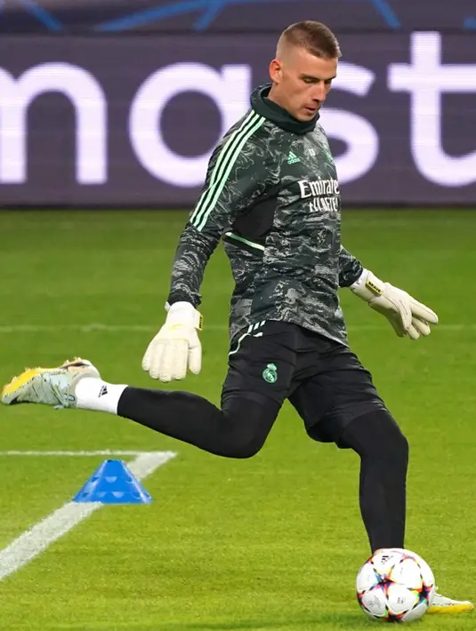 <p>Penjaga gawang Real Madrid Andriy Lunin saat sesi latihan di Stadion Legia Warsawa, Warsawa, Polandia, 10 Oktober 2022. Real Madrid akan menghadapi Shakhtar Donetsk pada pertandingan sepak bola putaran pertama Liga Champions. (JANEK SKARZYNSKI/AFP)</p>