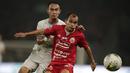 Gelandang Persija Jakarta, Riko Simanjuntak, berebut bola dengan pemain Persebaya pada laga Shopee Liga 1 di SUGBK, Jakarta, Selasa (17/12). Persebaya menang 2-1 atas Persija. (Bola.com/Yoppy Renato)