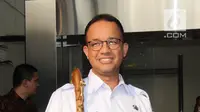 Gubernur DKI Jakarta Anies Baswedan menunjukkan tongkat berkepala harimau di Gedung KPK, Jakarta, Jumat (3/8). Anies menyerahkannya tongkat tersebut kepada KPK. (Merdeka.com/Dwi Narwoko)