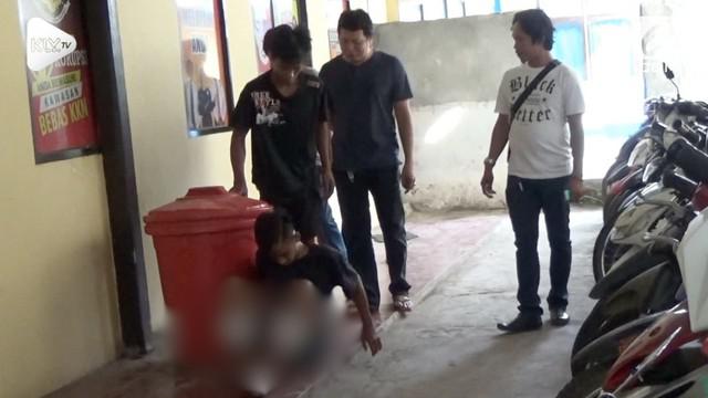 Dua penjabret masing masing, Hasanuddin alias Kunding (21), dan Muhammad Tahir (19), digelandang ke mapolres Pinrang, Sulawesi Selatan, Selasa petang 16 oktober 2018.