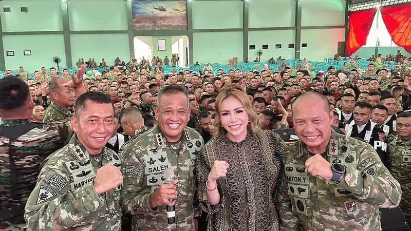 Potret Momo Geisha Bernyanyi di Tengah Pasukan TNI, Duet Bareng Jenderal Bintang Tiga