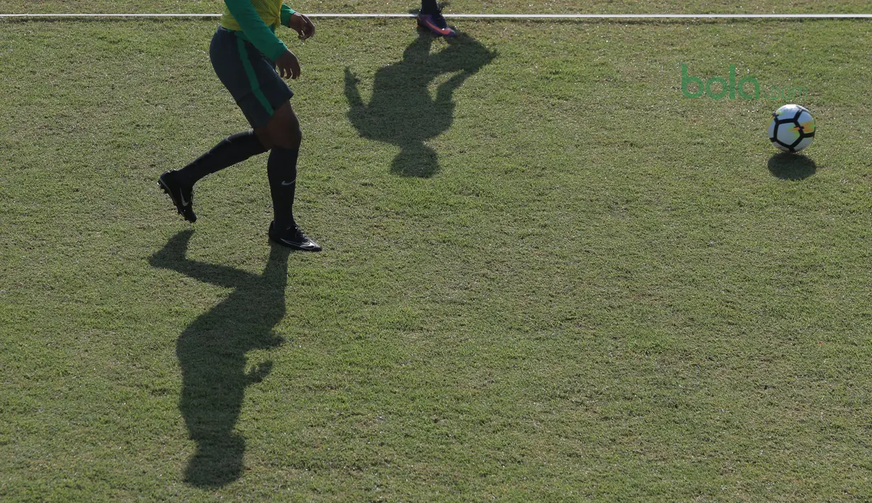 Pemain Timnas Indonesia U-19 mengejar bola pada sesi latihan di Lapangan ABC, Senayan,  (21/2/2018). Latihan tersebut merupakan persiapan Timnas U-19 untuk mengikuti Piala Asia 2018. (Bola.com/Nicklas Hanoatubun)