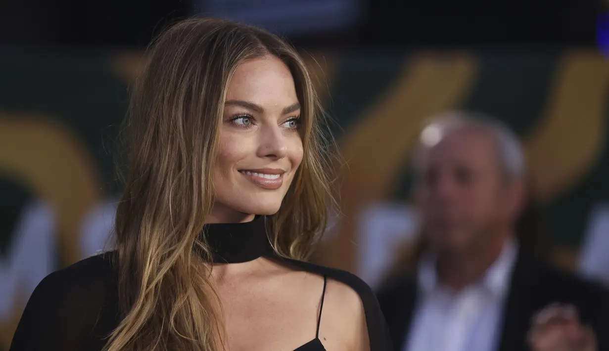 Margot Robbie tersenyum setibanya di pemutaran perdana film 'Amsterdam' di London, Rabu, 21 September 2022. Wanita 32 tahun ini mengenakan perhiasan Messika. penampila ia ditata oleh Kate Young. (Photo by Vianney Le Caer/Invision/AP)