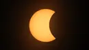 Bulan bergerak melintasi matahari saat terjadi gerhana matahari total di Piedra del Aguila, Argentina, Senin (14/12/2020). Gerhana matahari total terlihat dari wilayah Patagonia utara Argentina dan dari Araucania di Chile. (AP Photo/Natacha Pisarenko)