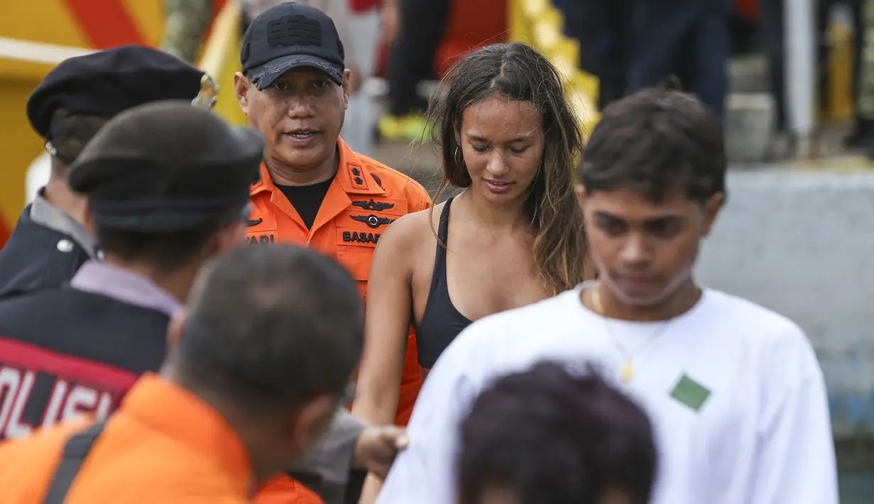 Warga negara asing turun dari kapal pencarian dan penyelamatan di Pelabuhan Lembar, Lombok Barat, Rabu, 12 Agustus 2026. (AFP)