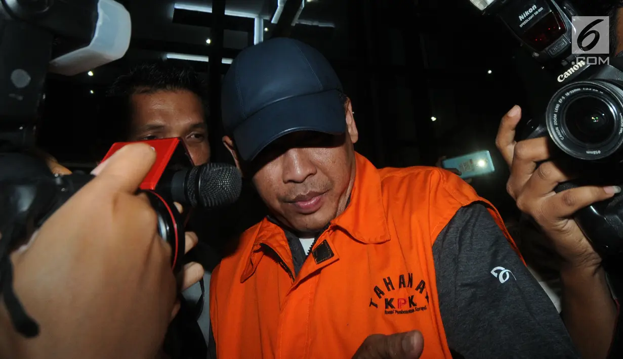 Pemilik PT.Enra Sari (ES) Robi Okta Fahlefi menuju mobil tahanan usai pemeriksaan di Gedung KPK, Selasa (3/9/2019). Robi Okta bersama Bupati Muara Enim Ahmad Yani dan PPK Dinas Pekerjaan Umum Kabupaten Muara Enim Elfin Muhtar terjaring saat operasi tangkap tangan (OTT) KPK. (merdeka.com/Dwi Narwoko)