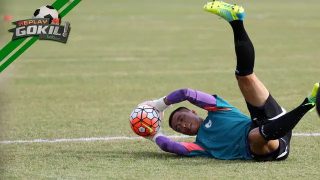 Video replay kala kiper Persipura, Yoo Jae Hoon hentikan tendangan geledek Vendry Mofu.