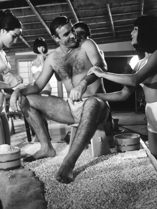Foto file 26 September 1966, aktor Sean Connery, sedang mandi Jepang bersama Yasuko Nagazuni (kiri) dan Yee Wah Yang, selama pembuatan film sebuah adegan dalam film James Bond, You Only Live Twice, di Pinewood Studios dekat London.  (AP Photo/Sidney Smart)
