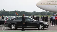 Petugas dan sopir mobil mewah bersiap menjelang Raja Arab Saudi Salman bin Abdulaziz al-Saud di Bandara Halim Perdanakusuma, Rabu (3/1). (Liputan6.com/Fery Pradolo)