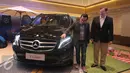 President & CEO Mercedez-Benz Indonesia Roelof Lamberts (kanan) dan Deputy Sales Operation Mercedez-Benz Indonesia Kerry Hardjosoemarto saat menghadiri peluncuran Merci New V-Clas di Jakarta, Rabu (30/3/2016). (Liputan6.com/Angga Yuniar)