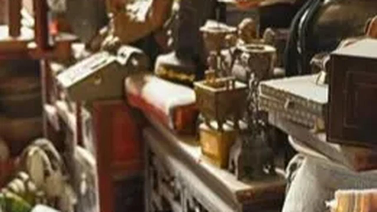 Kondisi rumah yang sangat berantakan dan bahkan berbahaya, serta rasa kesal terhadap orang yang mencoba membantu membersihkan, juga menjadi tanda-tanda yang perlu diperhatikan.