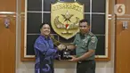 Director Programming SCTV, David Suwarto (kiri) memberikan plakat ke Pangdam Jaya Mayjen TNI Eko Margiyono seusai kunjungan di Makodam Jaya, Jakarta, Selasa (10/12/2019). Kunjungan ini untuk menjalin hubungan kedua pihak. (Liputan6.com/Herman Zakharia)