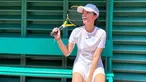 Tenis menjadi salah satu olahraga favorit istri Andhika Pratama tersebut. Kali ini, Ussy Sulistiawaty tampil pakai kaos putih dan rok mini berwarna sama menuai pujian lantaran gayanya yang bak ABG.(Liputan6.com/IG/@ussypratama)