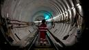 Pekerja memeriksa pembangunan jalur kereta api di sebuah terowongan proyek Crossrail di Stepney, London, Inggris, (16/11). Crossrail merupakan proyek jalur kereta bawah tanah terbesar di Eropa. (REUTERS/Stefan Wermuth)