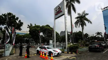 Salah satu mobil Toyota dengan sentuhan GAZOO Racing (GR) saat acara GR Zone Pertama di Cabang Auto2000 Tebet Saharjo, Jakarta, Rabu (7/12/2022). Auto2000 menghadirkan GR Zone untuk memberikan akses yang lebih dekat dan lebih mudah kepada masyarakat terhadap seluruh informasi dan excitement Toyota Gazoo Racing di Cabang Auto2000 Tebet Saharjo Jakarta. (Liputan6.com/Johan Tallo)