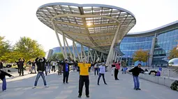 Bernie Hart (tengah) mengajar seni bela diri tai chi di depan Markas Polisi Salt Lake, Salt Lake City, Senin (14/10/2019). Menurut Bernie Hart, tai chi dapat membantu seseorang menemukan stabilitas dalam kehidupannya. (AP Photo/Rick Bowmer)