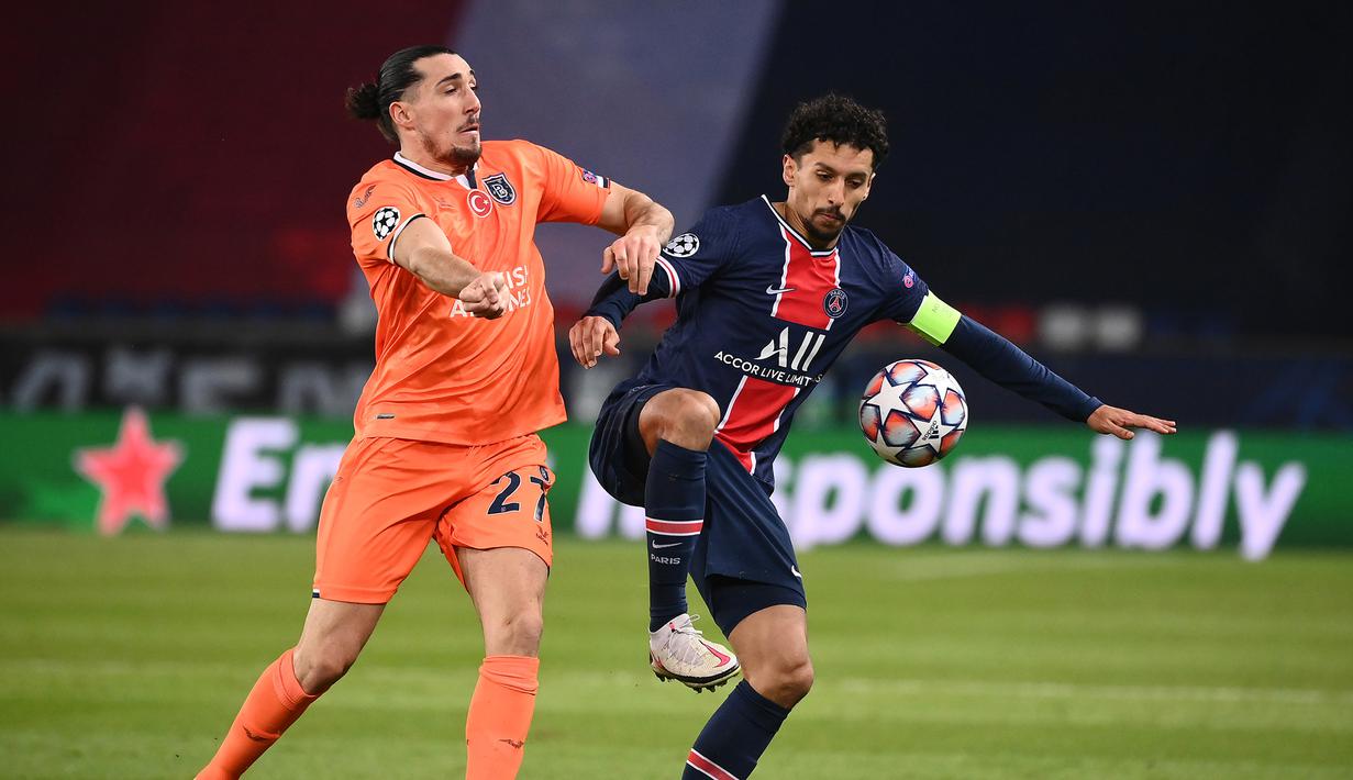 Bek Paris Saint-Germain, Marquinhos (kanan), berebut bola dengan striker Istanbul Basaksehir, Enzo Crivelli, dalam laga lanjutan Liga Champions 2020/21 Grup H di Parc des Princes Stadium , Paris, Rabu (9/12/2020). PSG menang 5-1 atas Basaksehir. (AFP/Franck Fife)