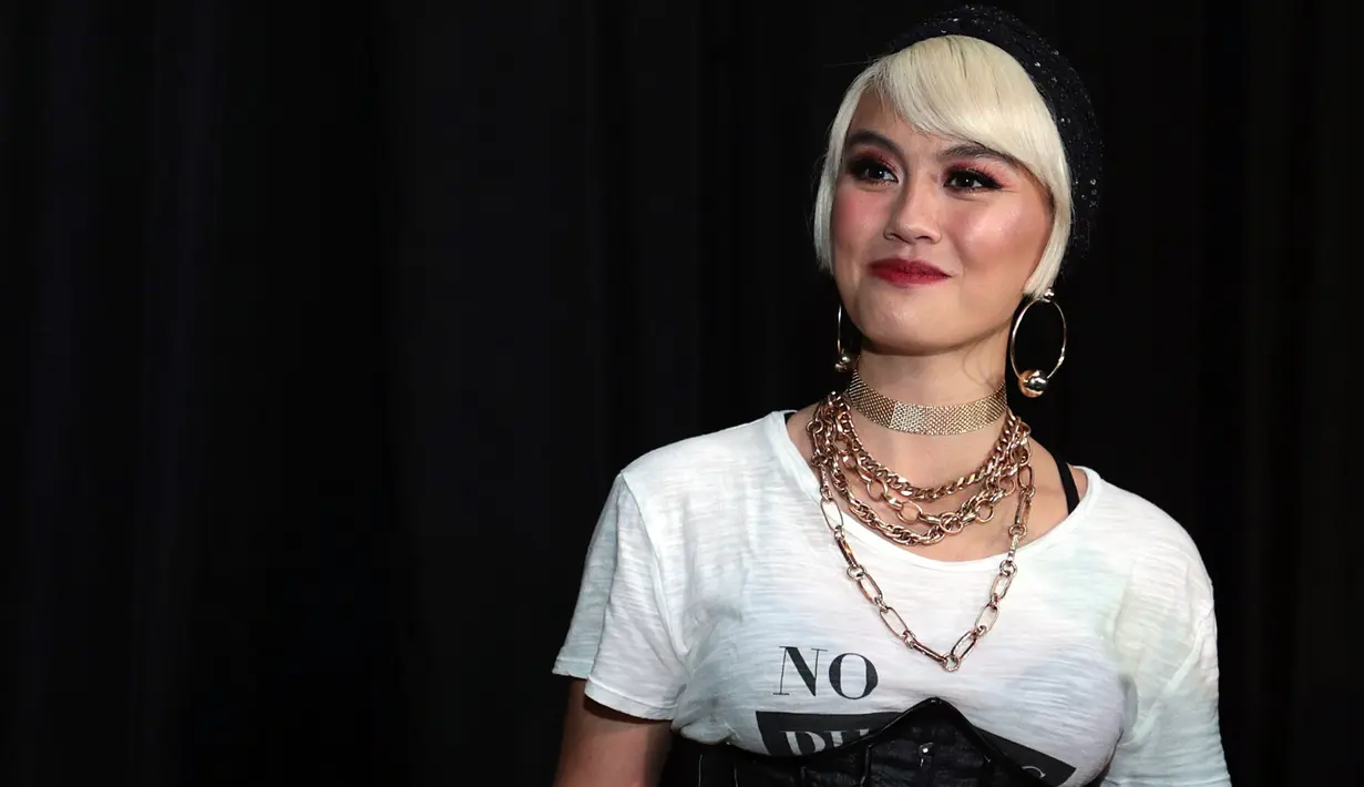 Seperti yang dilihat saat menghadiri acara, banyak selebriti yang lebih pede dengan menggunakan sepatu hak tinggi. Namun, berbeda dengan penyanyi 31 tahun ini. Ia tidak bisa berlama-lama selain urusan pekerjaan. (Deki Prayoga/Bintang.com)