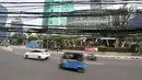 Kondisi kabel listrik yang menjuntai di Jalan Haji Agus Salim, Jakarta, Minggu (9/9). Instalasi kabel yang menjuntai ke jalan akibat tersangkut truk tersebut dapat membahayakan warga dan pengendara yang melintas. (Merdeka.com/ Iqbal S. Nugroho)