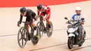 Pebalap putri Indonesia, Ayustina Delia Priatna (kiri) dan pebalap putra Indonesia, Bernard Benyamin Van Aert (tengah) memacu sepedanya diiringi pelatih Dadang Haris Purnomo saat berlatih untuk persiapan UCI Track Nations Cup 2023 di Jakarta International Velodrome, Rawamangun, Jakarta Timur, Kamis (16/02/2023). Ajang UCI Track Nations Cup 2023 akan berlangsung pada 23-26 Februari 2023. (Bola.com/Bagaskara Lazuardi)