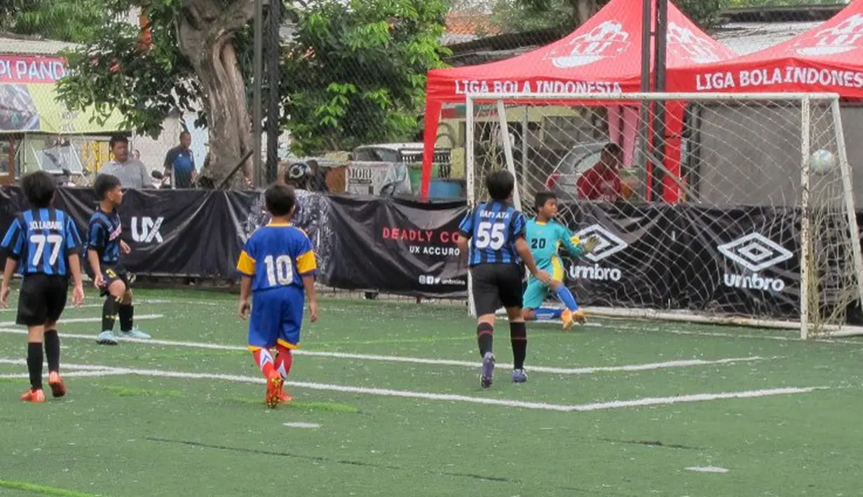 Seorang pesepak bola mencetak gol melalui penalti dalam Liga Bola Indonesia yang digulirkan pada Minggu (23/10/2016), di Sabnani Park, Tangerang. (Liga Bola Indonesia)