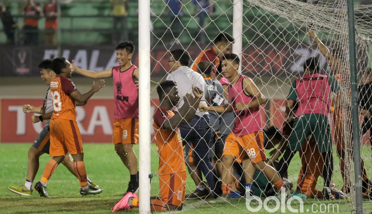 Para pemain Pusamania Borneo FC, merayakan kemenangan usai mengalahkan Madura United lewat adu penalti pada babak delapan besar Piala Presiden 2017 di Stadion Manahan, Solo. Jumat (25/2/2017). (Bola.com/Nicklas Hanoatubun)