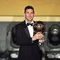 Pemain Barcelona asal Argentina, Lionel Messi, berpose dengan trofi FIFA Ballon d'Or 2015 sebagai pemain terbaik dunia 2015 yang dihelat di Kongresshaus, Zurich, Swiss, Selasa (12/1/2016) dini hari WIB. (AFP/Fabrice Coffrini)