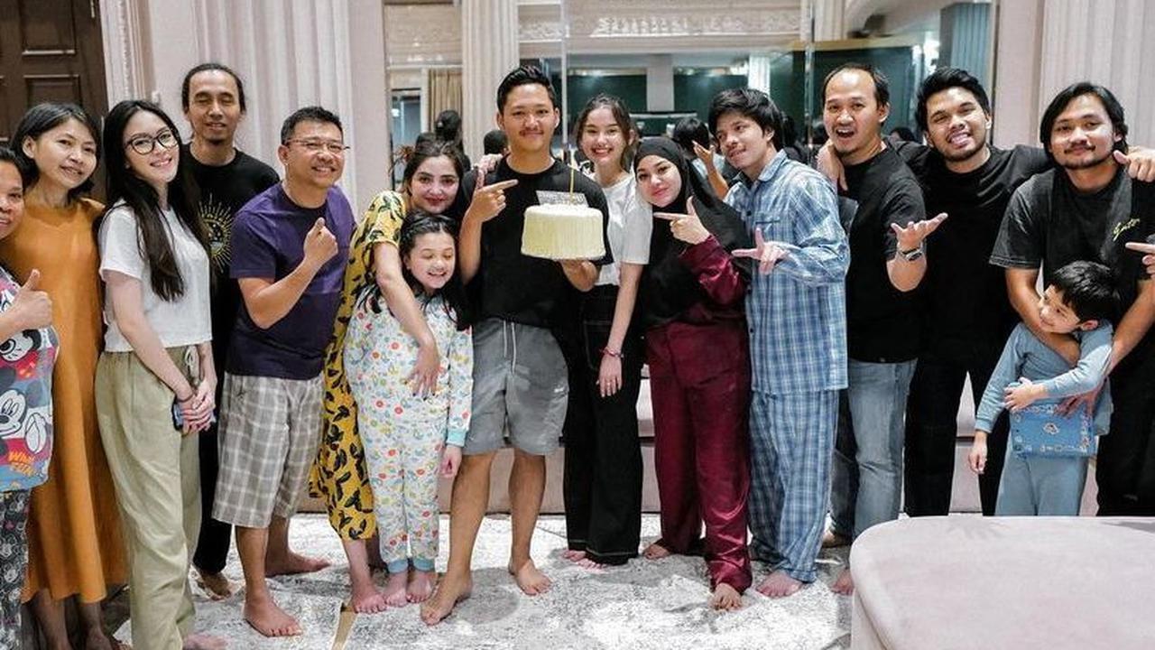Ulang tahun Azriel juga dirayakan bersama tim A6. Mereka mengabadikan momen di hari ulang tahun Azriel ke-23.
