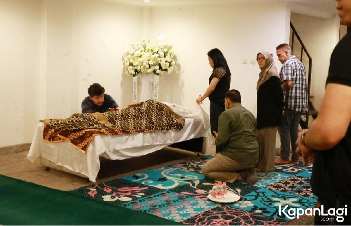7 Potret Suasana Rumah Duka Penyanyi Irianti Erningpraja, Addie MS hingga Dewa Budjana Datang Melayat