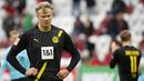 Striker Borussia Dortmund, Erling Haaland, tampak kecewa usai ditaklukkan Augsburg pada laga Bundesliga, Minggu (27/9/2020). Augsburg menang dengan skor 2-0. (Matthias Balk/dpa via AP)