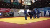 Tim judo Jawa Barat merebut medali emas di nomor beregu putra dan putri tanpa bertanding karena para lawan melakukan walkout (WO) pada ajang PON 2016 di GOR Saparua, Bandung (Bola.com/Fahrizal Arnas)