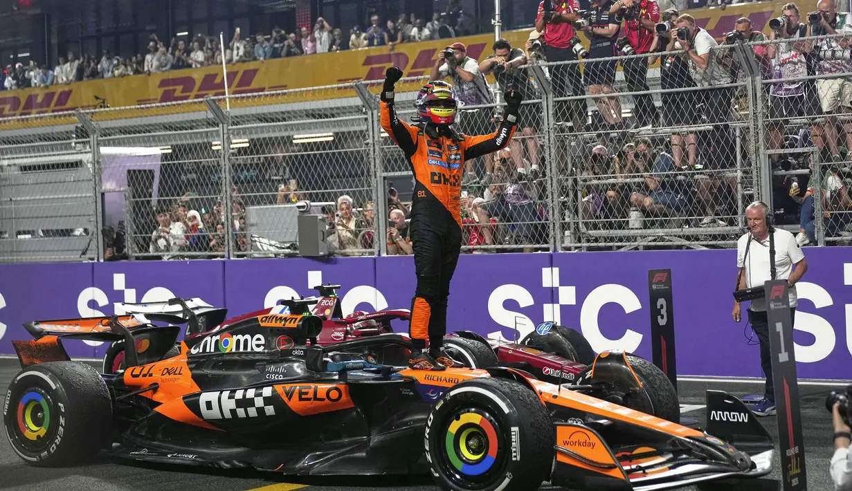 Pembalap McLaren, Oscar Piastri melakukan selebrasi setelah memenangkan Formula 1 GP Arab Saudi yang berlangsung di Sirkuit Jeddah Corniche, Arab Saudi, Minggu (20/04/2025) waktu setempat. (AP Photo/Altaf Qadri)