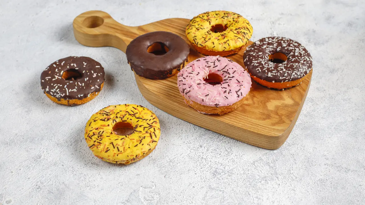 Ide Jualan Makanan Ringan untuk Ibu-ibu Yasinan 2026, Donat Mini (Foto: Freepik/azerbaijan_stockers)
