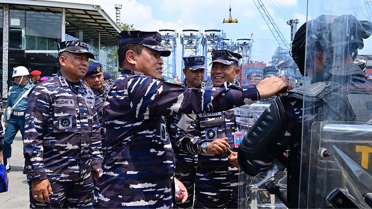 FOTO:  Kasal Perintahkan Prajurit TNI AL Amankan Ibu Kota Tanpa Sakiti Rakyat