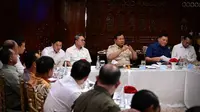 Presiden RI Prabowo Subianto (tiga kanan) memimpin rapat bersama sejumlah menteri Kabinet Merah Putih di kediaman pribadinya, Jalan Kertanegara, Jakarta, Minggu (28/9/2025) (Biro Pers Sekretariat Presiden)