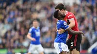 Striker Leicester City Kelechi Iheanacho bertabrakan dengan bek Manchester United (MU) Harry Maguire pada laga Liga Inggris di King Power Stadium, Sabtu (16/10/2021). (AFP/Paul Ellis)