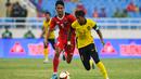 <p>Gelandang Timnas Malaysia U-23, Muhammad Mukhairi Ajmal bin Mahadi membawa bola dari kejaran gelandang Indonesia, Marselino Fedinan dalam pertandingan perebutan medali perunggu SEA Games 2021 di Stadion My Dinh, Minggu (22/5/2022). Indonesia ditahan imbang 1-1 dan menang 4-3 di adu penalti. (AFP/Tang Chhin Sothy)</p>