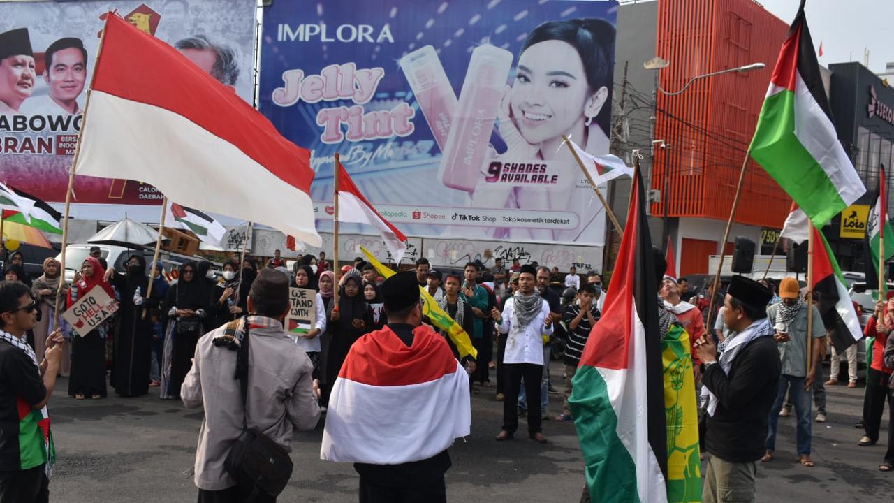 Massa aksi pendukung kemerdekaan Palestina di Tugu Adipura, Bandar Lampung.