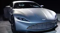 Mobil Aston Martin DB10 saat diperkenalkan sebagai salah satu mobil yang digunakan dalam film James Bond terbaru ‘Spectre’ di Pinewood Studios, Iver Heath, London (4/12/2014) (Reuters/Ben Stansall)