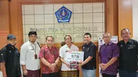 SCM EMTEK membagikan 1.020 STB TV digital gratis untuk warga Denpasar. Serah terima dilaksanakan di kantor Kecamatan Denpasar Utara, Bali, Selasa (21/2/2023). Dok: SCM EMTEK