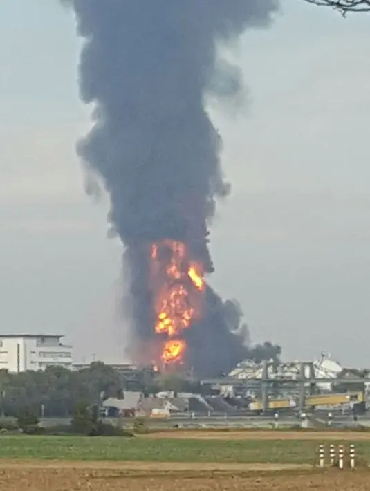 Ledakan dan kebakaran terjadi di pabrik kimia asal Jerman, BASF, di Kota Ludwigshafen, Senin (17/10). Ledakan di pusat operasi perusahaan kimia terbesar di dunia ini setidaknya menewaskan 2 orang pekerja dan 2 lainnya hilang. (RALF TEUTSCH / DPA / AFP)