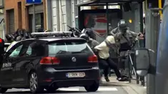 Polisi Belgia menangkap Salah Abdeslam, tersangka pelaku pemboman di Paris, di Molenbeek, Brussels, Belgia, (18/3). Abdeslam diamankan setelah tembak-menembak dengan petugas kepolisian di Brussels pada hari Jumat. (REUTERS/VTM)