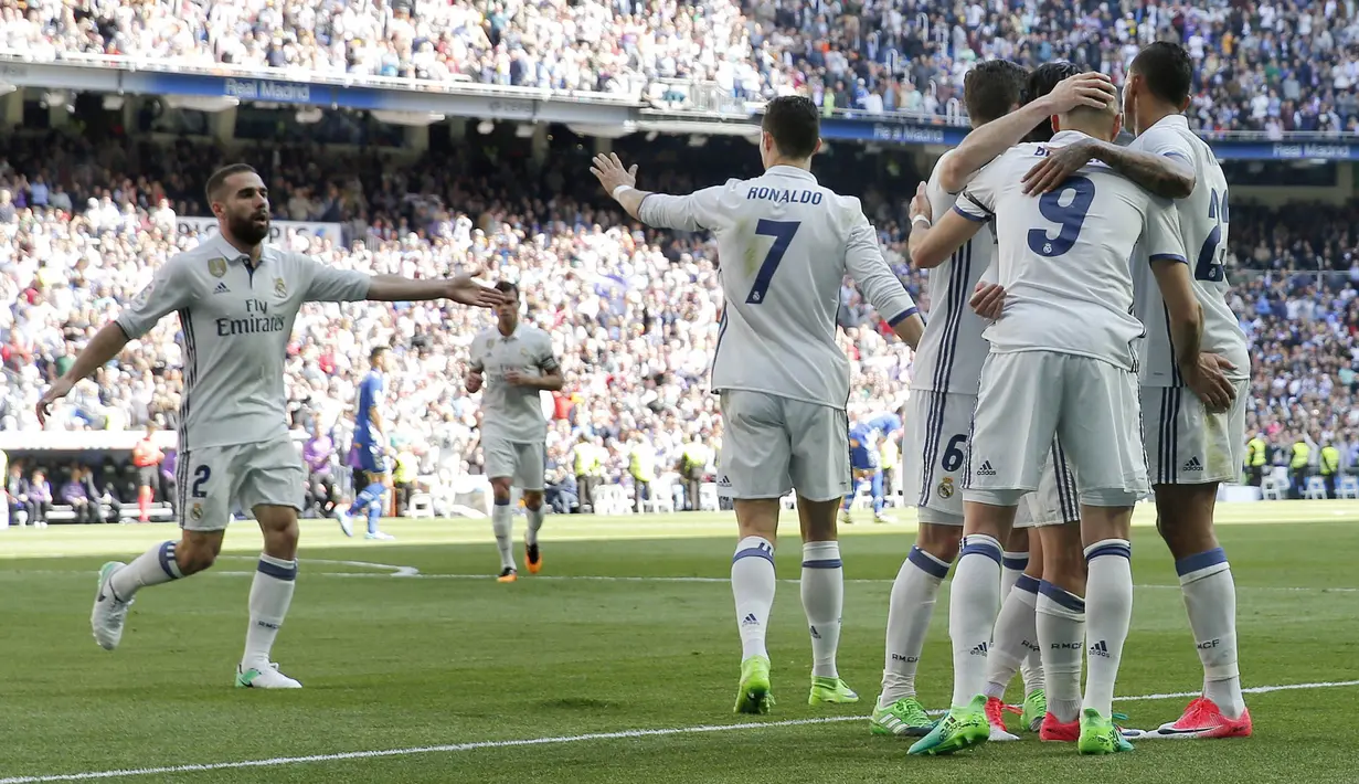 Sejumlah pemain Real Madrid merayakan kemenangan atas Alaves. Dengan kemenangan ini, Los Blancos kukuh di puncak klasemen sementara dengan 68 poin. (EPA/Ballesteros)