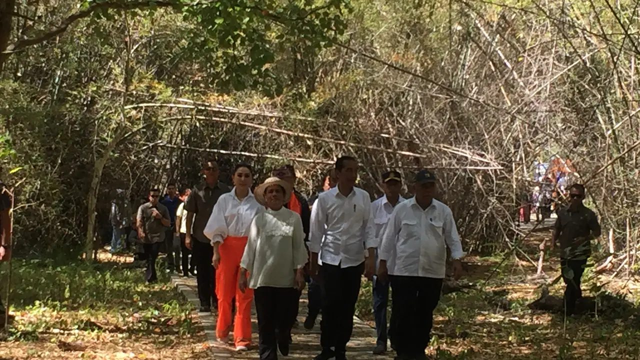 Jokowi dan Iriana Menyusuri Batu Terjal di Goa Batu Cermin