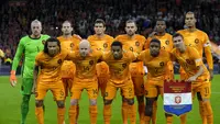 Belanda memliki jersey kandang dengan warna oren. Warna ikonik itu diilhami oleh wangsa asal Willem van Oranje yang kemudian dikenal sebagai Bapak Bangsa Belanda. Corak tersebut digunakan oleh Willem ketika memimpin perang kemerdekaan melawan Spanyol pada periode 1568 hingga 1648. Awalnya, Oranye merupakan salah satu dari tiga bagian warna bendera mereka. Hingga 1937, warna itu secara resmi digantikan dengan merah seperti kita kenal saat ini. (AP/Peter Dejong)