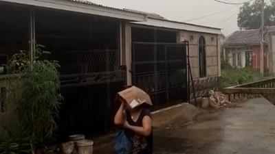 Bahagianya Warga Palembang Diguyur Hujan Usai 4 Bulan Dilanda Kemarau