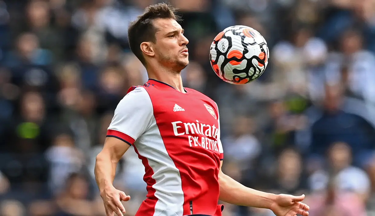 Cedric Soares. Bek kanan berusia 30 tahun ini telah dua musim memperkuat Arsenal sejak didatangkan dari Southampton pada awal musim 2020/2021 dengan status pinjaman yang akhirnya dipermanenkan pada awal musim 2021/2022 dengan status bebas transfer. Hingga kini ia telah tampil dalam 54 laga di semua ajang dengan torehan 2 gol dan 5 assist. (AFP/Glyn Kirk)