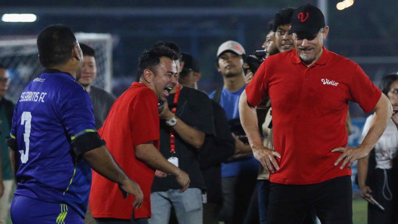 "Tadi ngomongin games saja. Intinya bagi-bagi pemain, nentuin strateginya kita mau nendang duluan atau yang kedua. Terus Peter juga sempat bilang kita yang pertama jadi kalau penalti jadi penendang pertama."